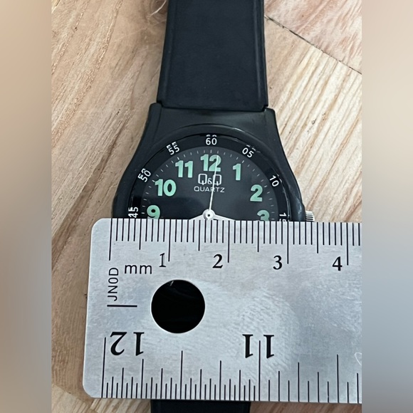Q&Q Ladies Watch Black Rubber Strap and Dial Luminous Hands Markers 10BAR WR - Picture 10 of 12